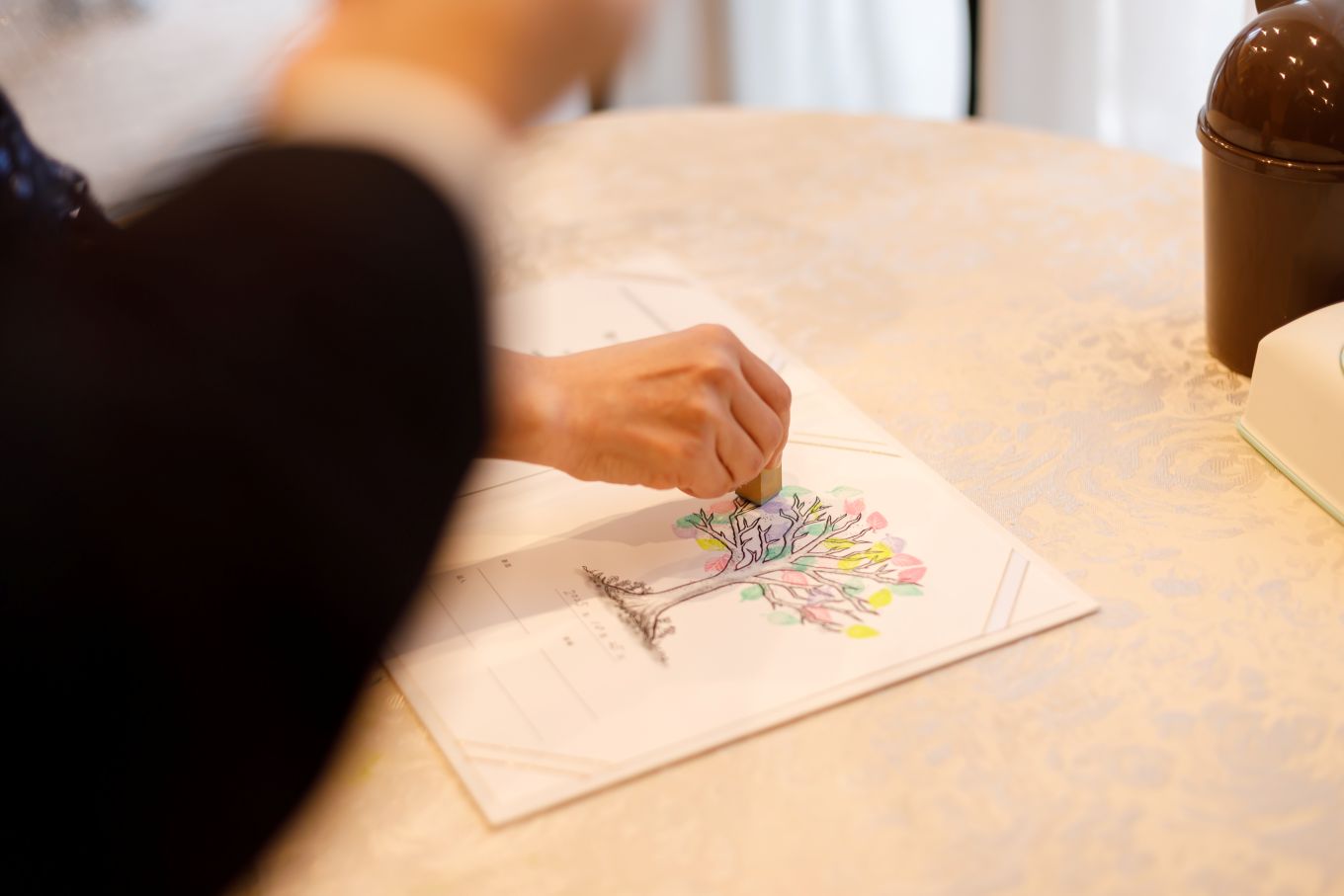 家族様に結婚証明書にスタンプを押していただきました！